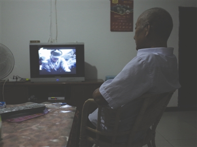 昨日，古藺，69歲的楊正元獨(dú)自在家看電視