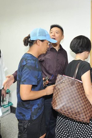 新京報快訊(記者劉洋)今天上午9時許，王寶強在律師張起淮的陪同下到北京朝陽法院，起訴離婚并交納訴訟費。王寶強方預(yù)估財產(chǎn)總額至少在1個億，法院遂按照1億元暫計財產(chǎn)價值，依據(jù)《訴訟費交納辦法》收取了訴訟費24.9575萬元。