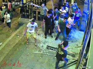 兩隊(duì)人馬街頭“火拼”男子開兩槍 被抓獲 兩隊(duì)人馬街頭“火拼”男子開兩槍 被抓獲