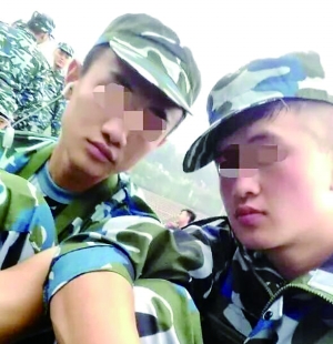 入學軍訓時，滕某（左）和蘆海清的合影