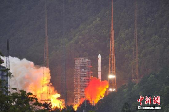 4月12日19時(shí)04分，中國西昌衛(wèi)星發(fā)射中心成功發(fā)射實(shí)踐十三號衛(wèi)星。 葉樂峰 攝