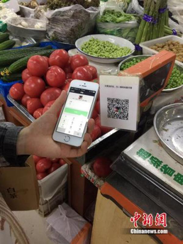 有顧客正在用微信支付結賬。中新網(wǎng) 吳濤 攝