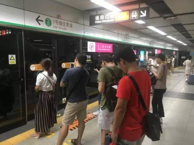尷尬了！深圳地鐵首開(kāi)女性車(chē)廂 結(jié)果塞滿男乘客