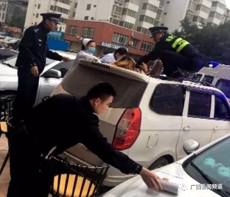 ▲女子跌落至一面包車車頂，民警和醫(yī)護人員將其救下。