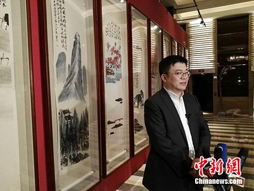 北京保利拍賣(mài)執(zhí)行董事趙旭在當(dāng)晚接受采訪。<a target='_blank'  _fcksavedurl='http://www.chinanews.com/' _fcksavedurl='http://www.chinanews.com/' >中新網(wǎng)</a>記者 宋宇晟 攝