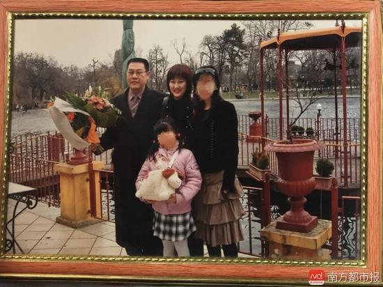 回國(guó)之前的張津華和王煥凱，兩個(gè)可愛(ài)的女兒，一家四口曾經(jīng)幸福的生活。