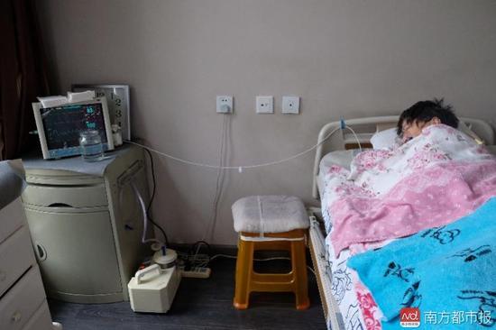 為了照顧張津華，家人把家里的房間變成了病房。氧氣管、心電圖、呼吸機(jī)、排痰機(jī)、鼻飼管、藥柜……（羅逸爵 攝）