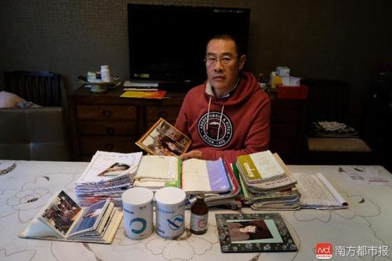 王煥凱及家人這些年照顧張津華做的護(hù)理記錄。（羅逸爵 攝）