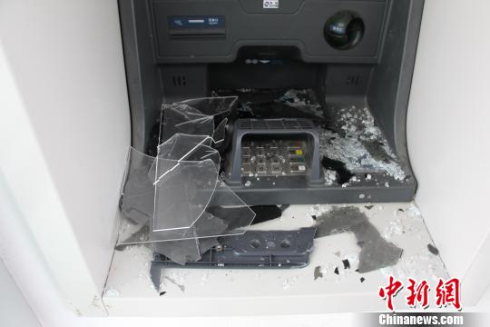 被砸的ATM機。萬山警方提供