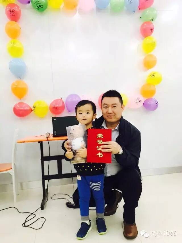 我是小小銀行家，來跟行長合個影哦