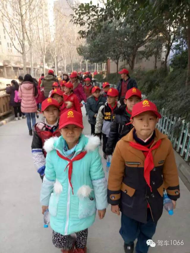 脖子上戴著紅領(lǐng)巾，頭上頂著小紅帽，排著整齊的隊伍——出發(fā)！