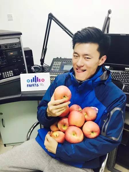 要不你跟我一身裸吧？來(lái)嘛來(lái)嘛……