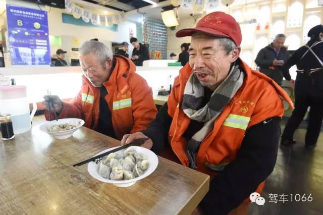 部分環(huán)衛(wèi)工在下班后來到76人老燴面吃到熱乎乎的餃子。