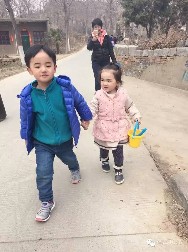 哥哥帶著妹妹跑著去植樹！
