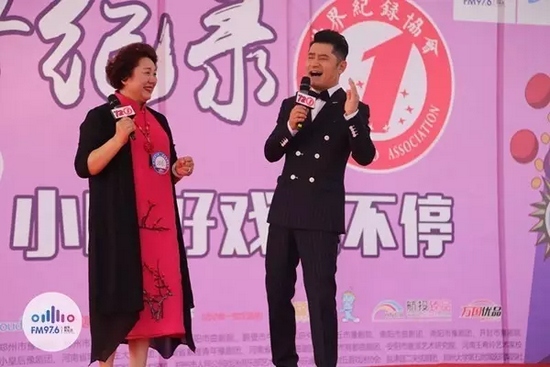 原來是關(guān)大帥哥的演唱，逗笑了全場觀眾