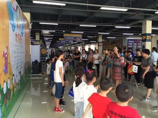 陽光寶貝少兒語言表演藝術中心的老師和孩子們還表演了節(jié)目~