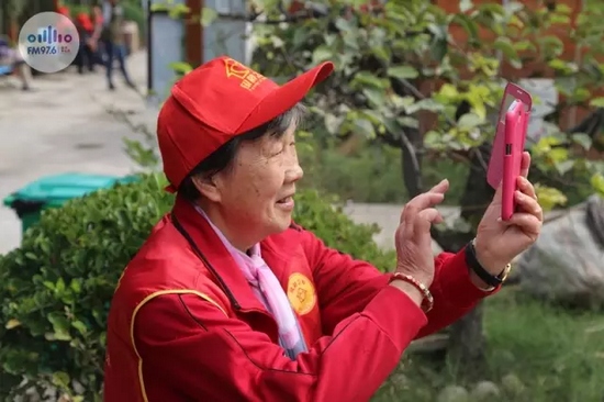 爺爺奶奶叔叔阿姨被盛運莊園的景致吸引，紛紛拍照留影