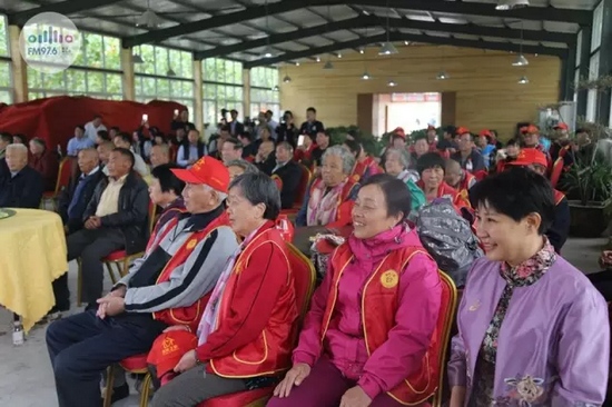 臺上展風(fēng)采，臺下笑開懷