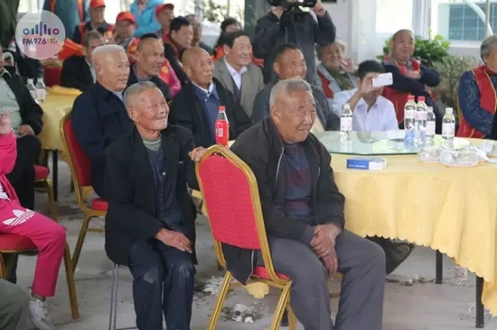 臺上展風(fēng)采，臺下笑開懷