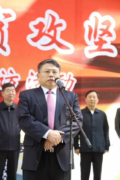 省委宣傳部副部長、省新聞出版廣電局局長朱夏炎宣布《打贏脫貧攻堅戰(zhàn)》大型采訪活動正式啟動。