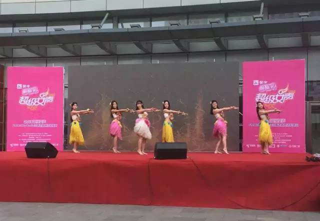 伴隨著舞蹈演員們的開場，比賽在上午10點半正式拉開序幕