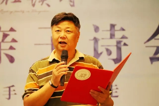 第一個(gè)節(jié)目便是重磅，大象融媒·欣欣象融網(wǎng)絡(luò)科技公司董事長魏峰帶來沈浩波的作品《在夏天時(shí)想起秋天》
