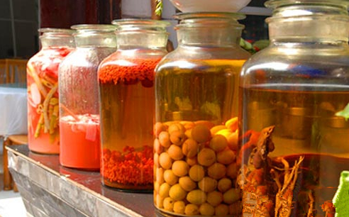 保健酒自泡有風(fēng)險(xiǎn) 自動(dòng)化釀酒技術(shù)顛覆傳統(tǒng) 保健酒自泡有風(fēng)險(xiǎn) 自動(dòng)化釀酒技術(shù)顛覆傳統(tǒng)