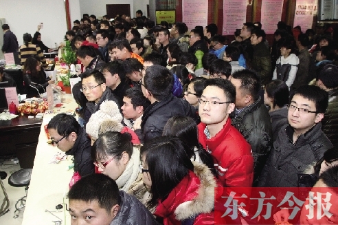 昨日上午，鄭州市金水區(qū)民政局婚姻登記處，領(lǐng)證的新人擠滿了辦證大廳