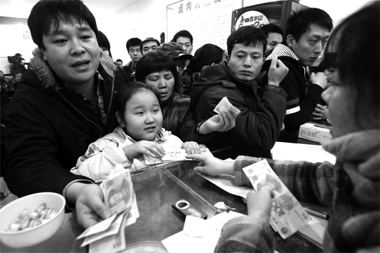 1月30日，李剛小面館收銀臺(tái)前，更多的市民大量買走“面卡”帶回家去