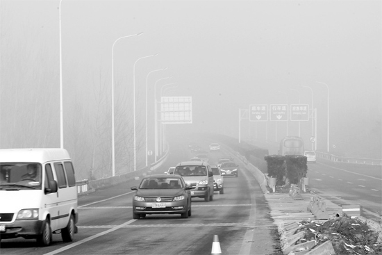 最近能見(jiàn)度不佳的天氣，給駕車(chē)上高速的車(chē)主提出了更多的要求