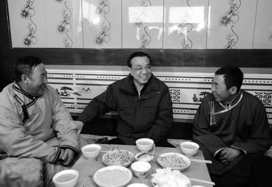 今年2月4日，李克強來到內(nèi)蒙古興安視察，與村民們拉家常