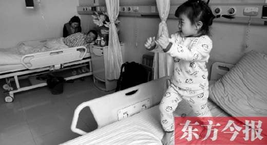 2月7日，春節(jié)前的第3天，雖然傷口很是疼痛，但3歲女兒可愛的“騎馬舞”是李剛最好的“止痛藥”