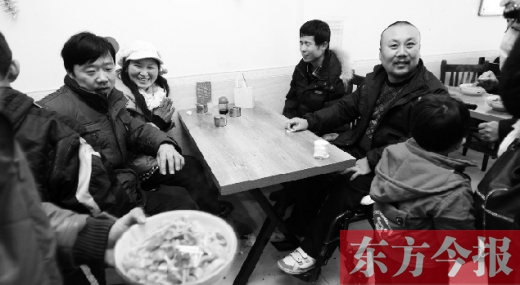 1月26日，坐著輪椅的袁海軍再次出現(xiàn)在李剛的面館，這次和他同來的是他的3位殘疾人朋友