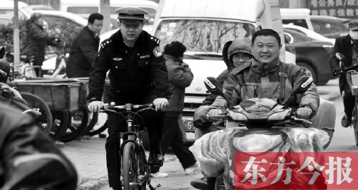 為了倡導(dǎo)綠色出行，鄭州市交警三大隊民警以身作則騎自行車上下班