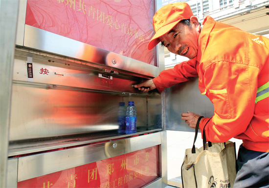 3月27日，鄭州紫荊山立交橋下，出現(xiàn)一種“直飲水機”，市民稱其為機器“送水哥”