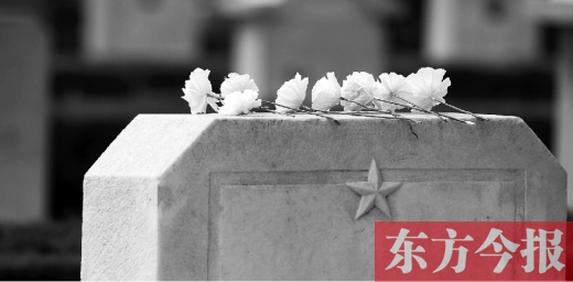 清明假期里，各界人士來到鄭州烈士陵園，緬懷先烈。一座無名烈士的墓碑上，擺放著人們帶來的白花