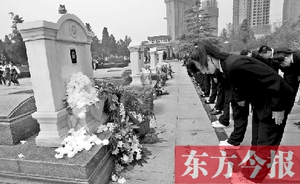 清明節(jié)，鄭州烈士陵園。學(xué)生在吉鴻昌烈士墓前鞠躬致禮