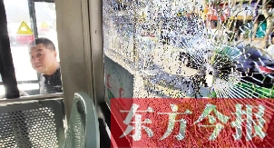 4月6日，鄭州市108路公交車一整塊車窗玻璃被鋼珠擊碎