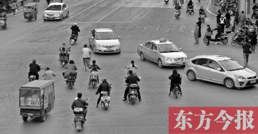四月九日，鄭州市黃河路與經(jīng)八路交叉口，“中國式過馬路”現(xiàn)象仍很常見