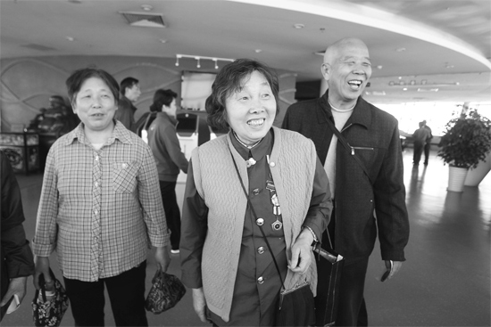 昨日，“尋訪百名共和國(guó)勞?！被顒?dòng)選出的百位勞模免費(fèi)游覽中原福塔