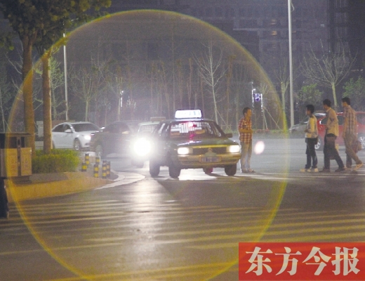 昨晚，鄭州火車(chē)東站，一些出租車(chē)?？吭诼愤?，見(jiàn)到行人不時(shí)主動(dòng)搭訕 東方今報(bào)暗訪組 攝