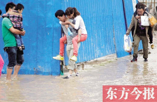 雨后鄭州，“背人過河”成了一道甜蜜又無奈的風(fēng)景 東方今報記者 沈翔 攝