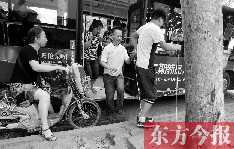 每到下車時，宋鵬（右一）和胡興開（右二）都很艱難，好在周圍的市民都挺照顧的