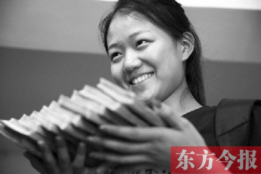 昨天，大一女生周文靜把10萬元現(xiàn)金還給了失主