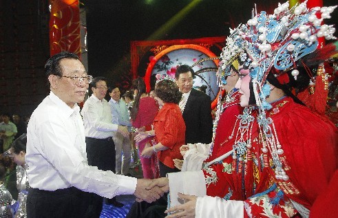 頒獎(jiǎng)晚會(huì)結(jié)束后，王剛（左一）、郭庚茂（左二）、謝伏瞻（左三）上臺(tái)和演職人員握手