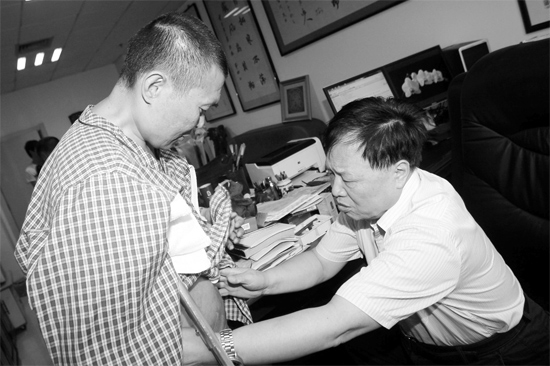 昨天，陜西西安第四軍醫(yī)大學(xué)唐都醫(yī)院骨腫瘤專家范清宇教授（右）在為李剛做檢查