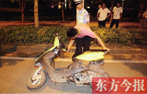 7月9日夜，鄭東新區(qū)街頭，鄭州市交巡警六大隊(duì)民警查住一輛“炸街”摩托車(chē)