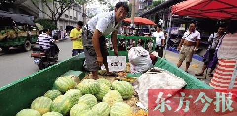 因?yàn)橐估锼?，來鄭州賣瓜的開封瓜農(nóng)姚老漢不但丟錢還丟瓜