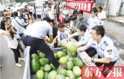 過(guò)秤開(kāi)始，鄭州管城區(qū)城市管理執(zhí)法局等五局委共買了96500斤西瓜
