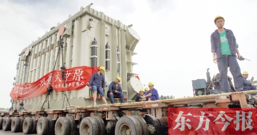 天降大雨，加大了行走的難度，工人們用支桿頂起沿途的電纜